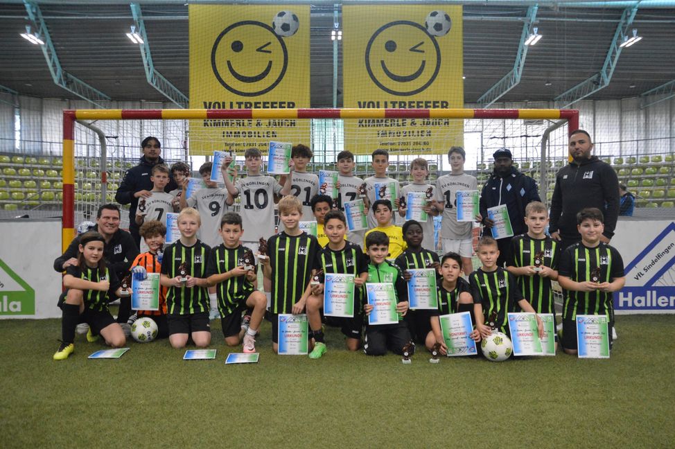 So sehen Sieger aus. Die erfolgreiche E-Jugend des GSV Maichingen (vorne) und die nicht zu schlagende D- Jugend der SV Böblingen.