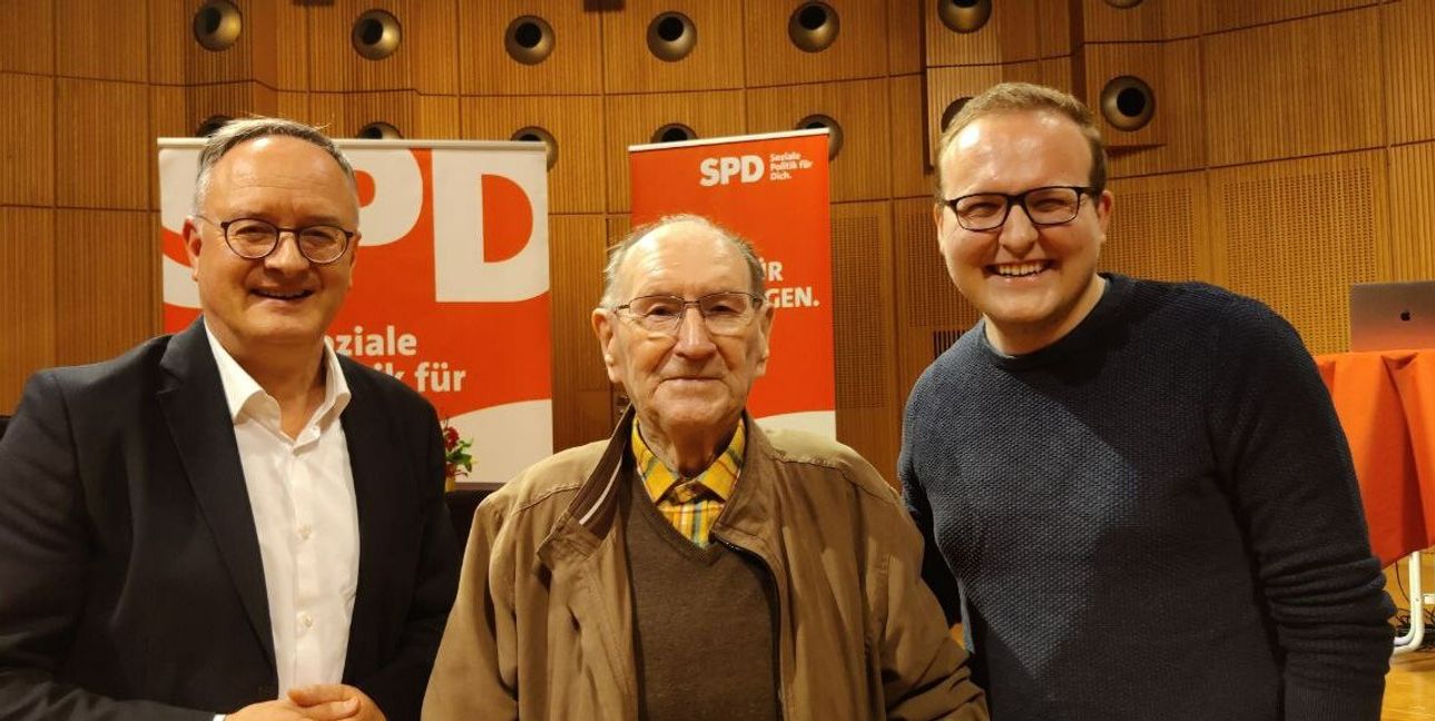 Für 65 Jahre Mitgliedschaft wurde Werner Hees geehrt. Eingrahmt von Andreas Stoch und Martin Wenger. Bild: z