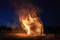 Feuerzauber, nette Leute und prima Stimmung beim Funkenfeuer in Magstadt.