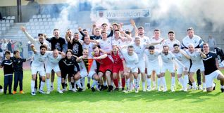 Marco Bernhardt (direkt hinter Kapitän Yannick Dannecker, der den Wimpel hoch hält) sowie Tim Lehle (zweite Reihe ganz rechts) haben den TSV Dagersheim ohne Niederlage zu Meisterschaft und Bezirksliga-Aufstieg geführt.Bild: photostampe