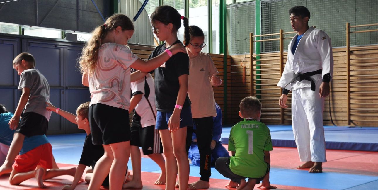 Kinder testen beim Fitnesstag ihre Judo-Fähigkeiten.