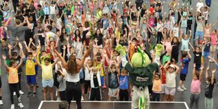 Beim Superdance mit Tanztrainerin Linda Dunkel (links auf der Bühne) geben die Kids zum Abschluss nochmal so richtig Gas. Bilder: Klemm