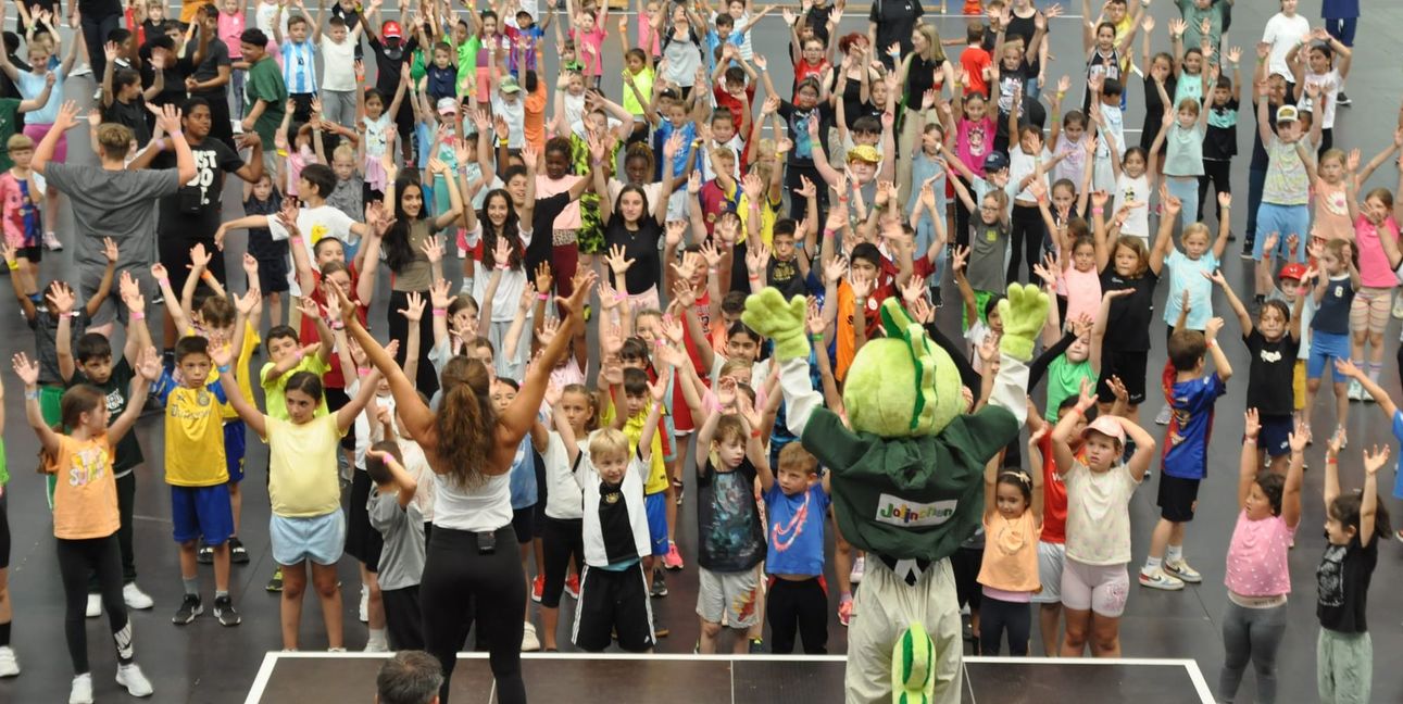 Beim Superdance mit Tanztrainerin Linda Dunkel (links auf der Bühne) geben die Kids zum Abschluss nochmal so richtig Gas. Bilder: Klemm