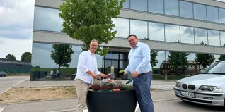 Freuen sich über mehr Verkehrssicherheit: Dr. Michael Zürn (links), Cobis Unternehmensgruppe, und Wirtschaftsförderer Felix Rapp.