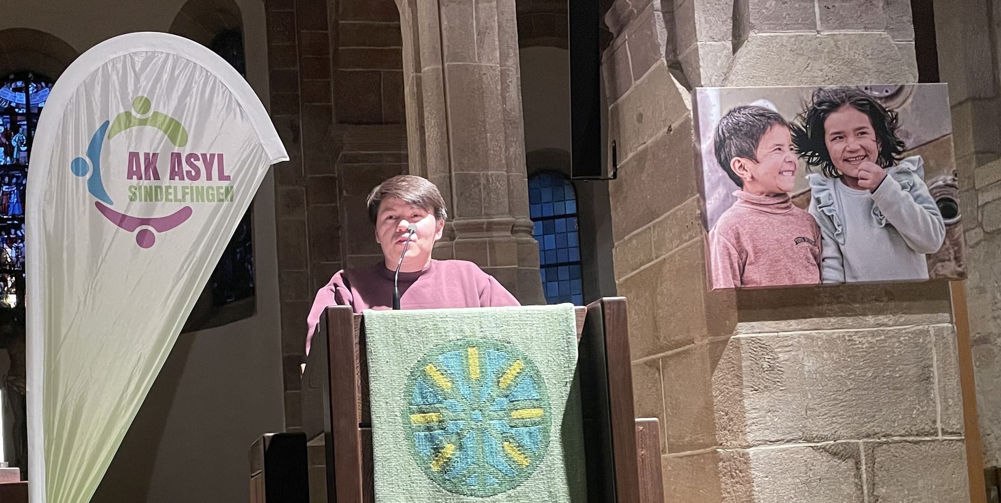 Der Fotograf Wali Soroush bei der Vernissage in der Martinskirche Sindelfingen. Vor seiner Flucht nach Deutschland hat er Wirtschaftswissenschaften studiert und war Fotograf beim Kawsar TV-Sender Kabul.