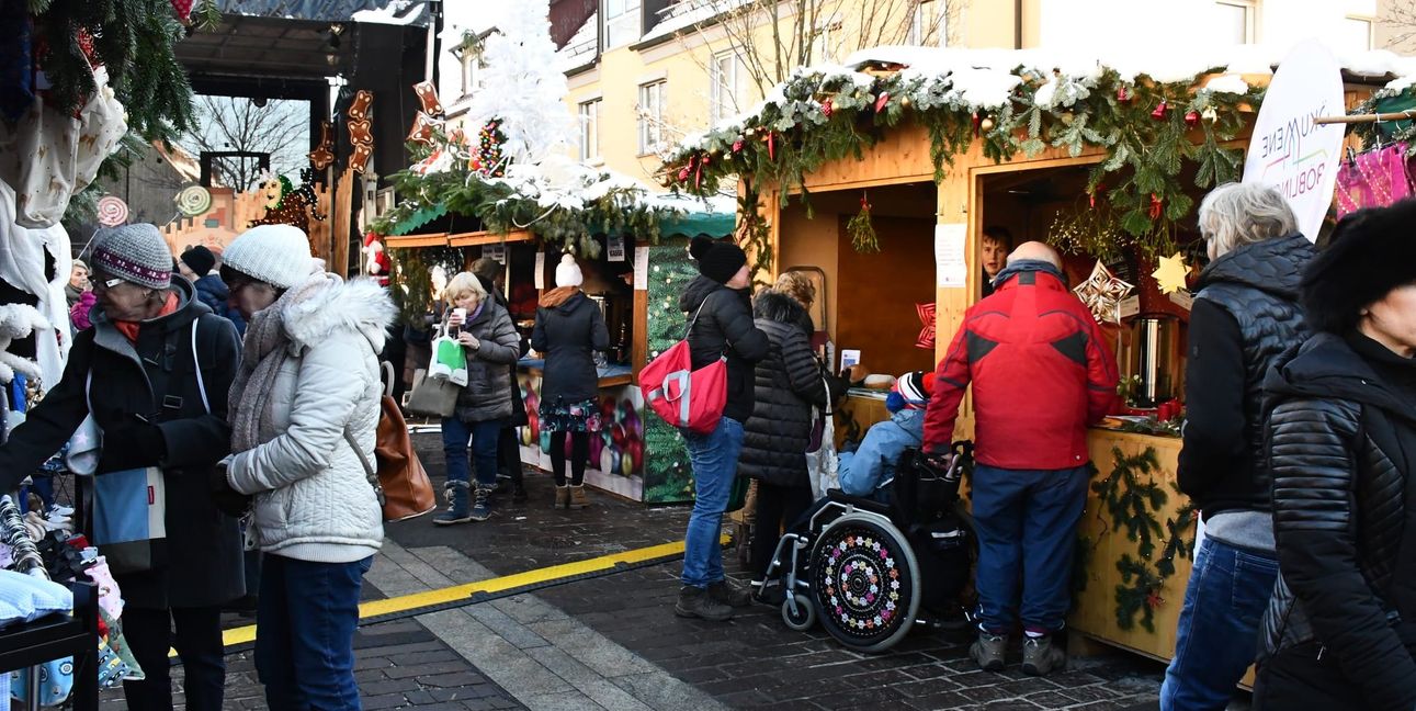 An den Ständen auf dem Marktplatz gibt es jede Menge Leckereien und Geschenkideen.