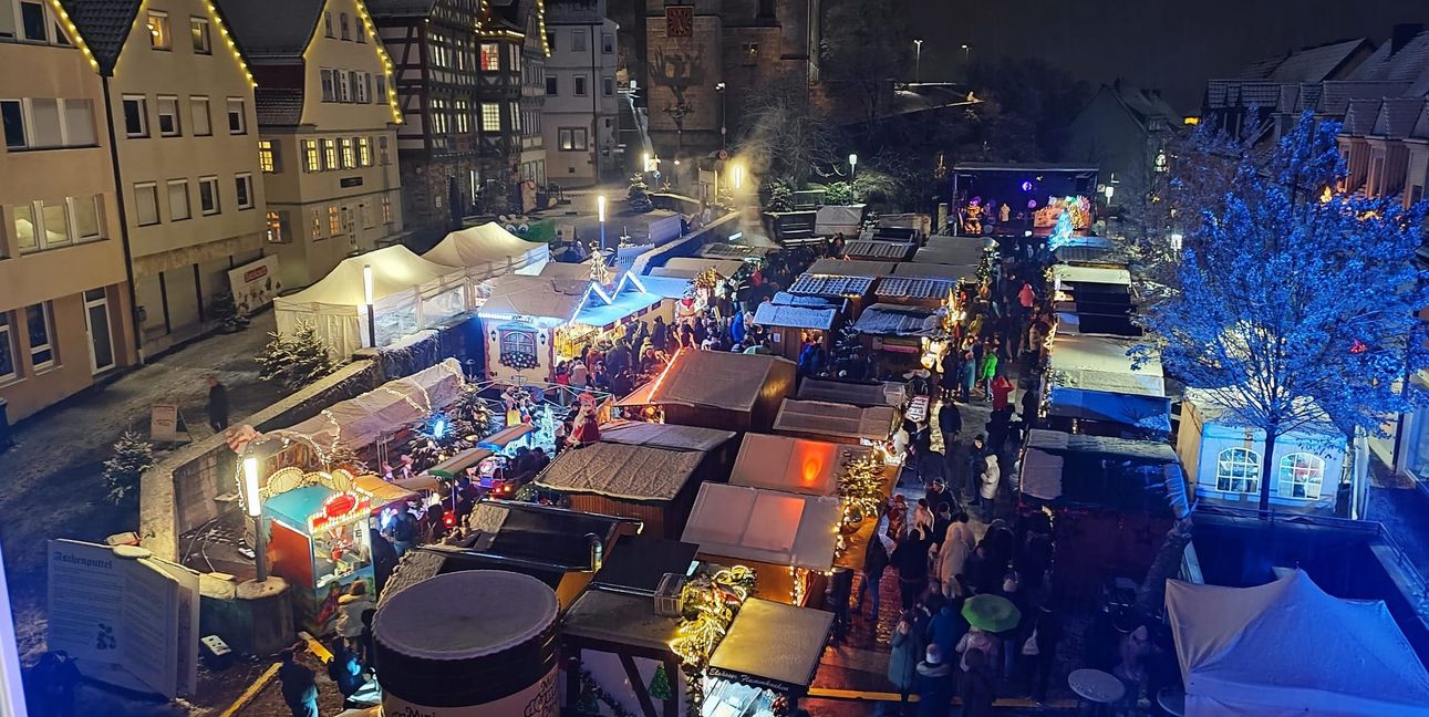 Besonders bei Dunkelheit entfaltet der Böblinger Adventsmarkt seinen ganzen Zauber.
