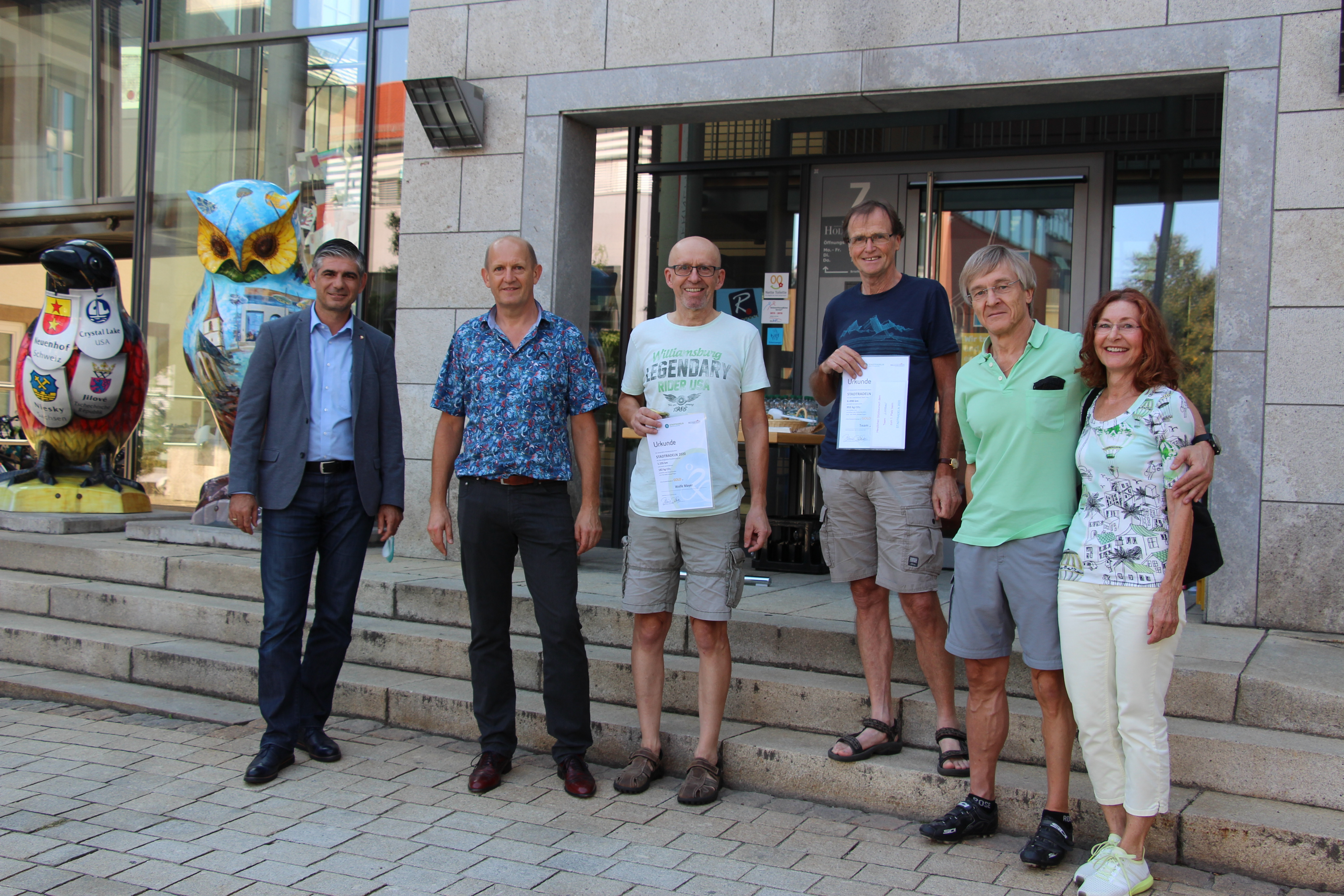 Bürgermeister Ioannis Delakos (links) mit den fleißigsten Radlern vom Team Lichtbau.