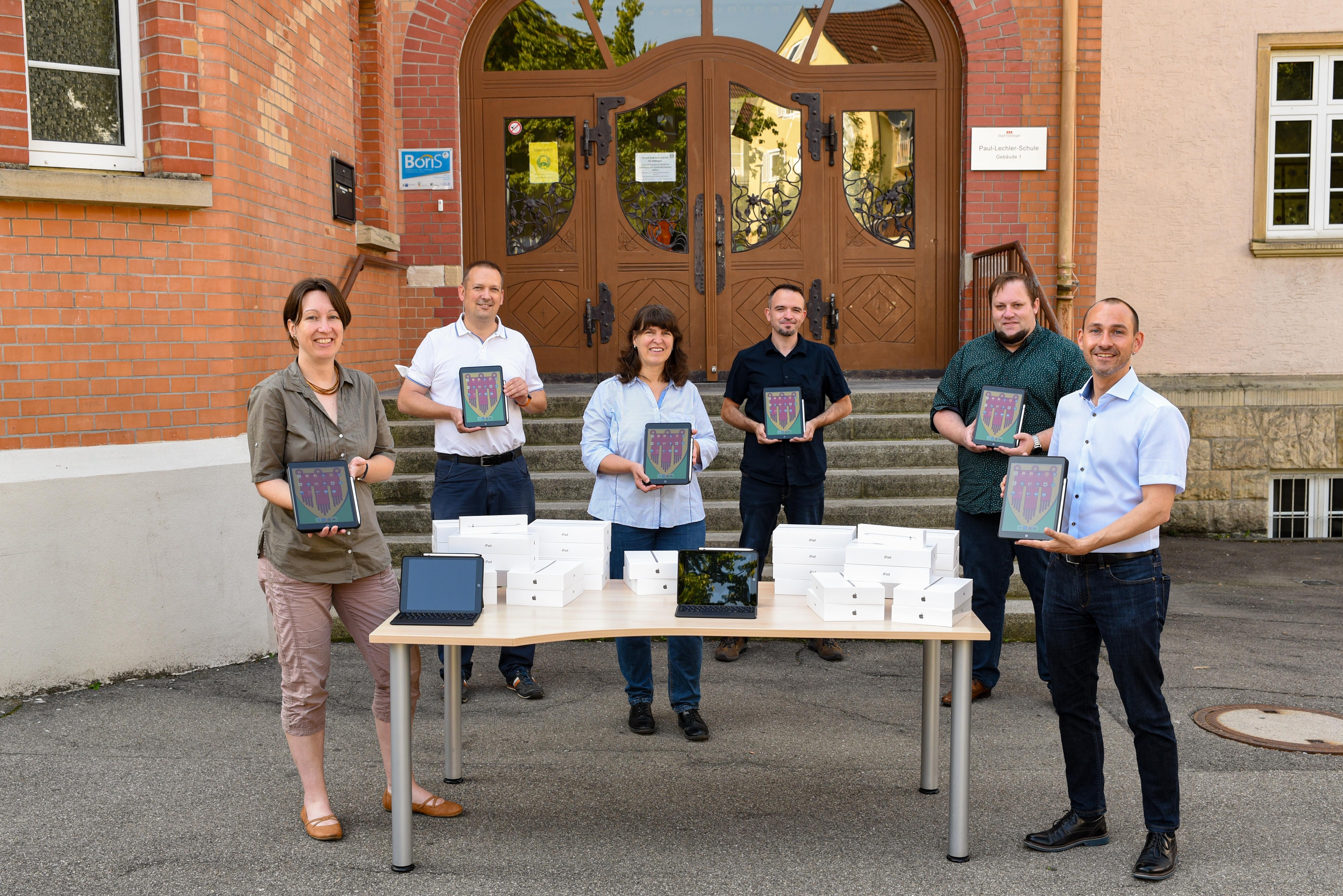 Auf unserem Foto: (von links) Nadine Rathmann (Schulleiterin Paul-Lechler-Schule), Erik Zimmermann, Claudia Hahn-Krämer, Michael Adamczyk-Zürn (alle Abteilung Schule und Sport), Markus Schick (Multimediaberater Paul-Lechler-Schule) und Böblingens Oberbürgermeister Dr. Stefan Belz.     Bild: Stadt Böblingen/z