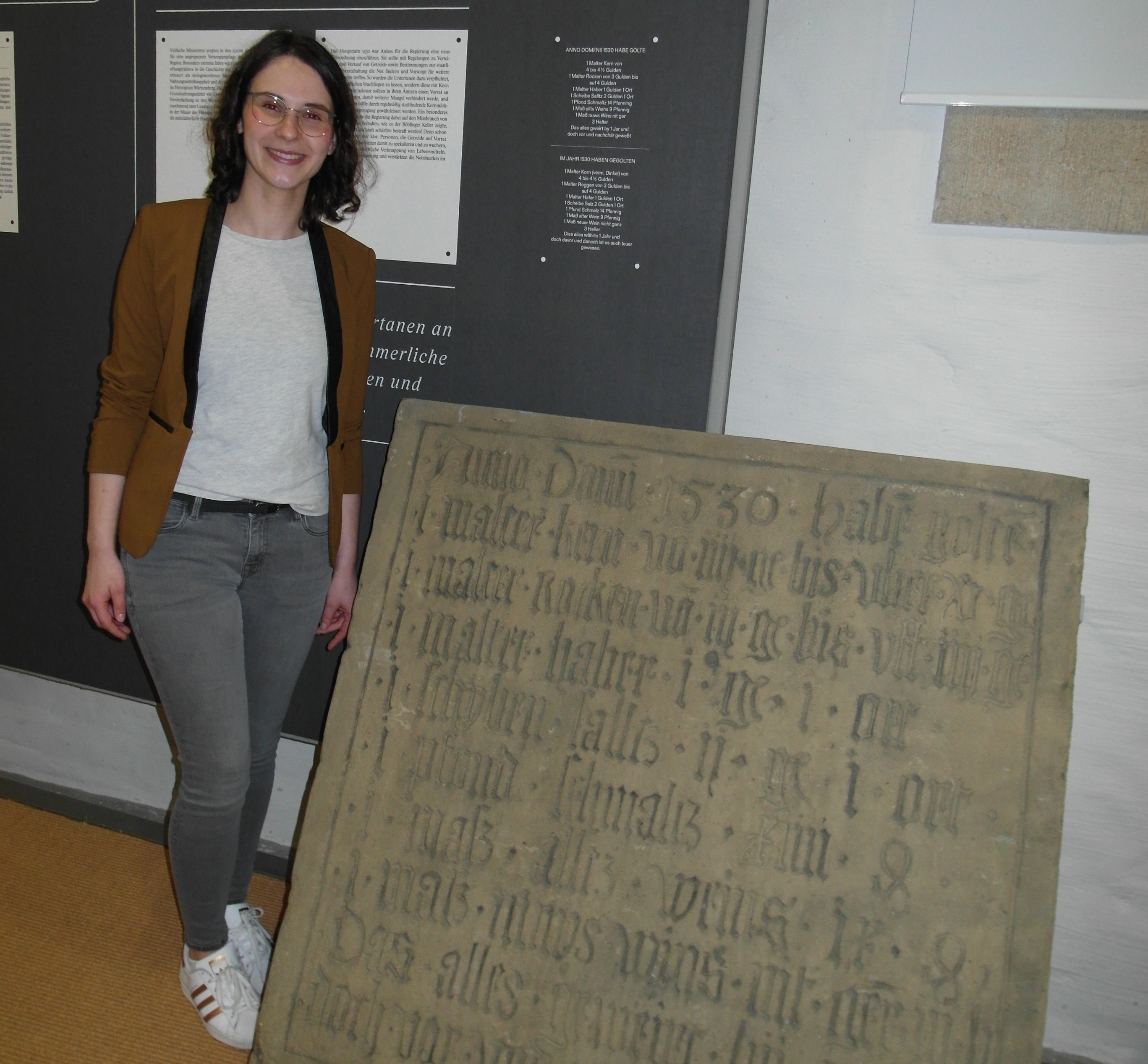 Auf diesem Grabstein in der Aidlinger Nikolaikirche findet sich ein persönliches Schicksal aus dem 16. Jahrhundert verewigt. Für Lea Wegners Ausstellung im Deutschen Bauernkriegsmuseum fertigte das Tübinger Digital Humanities Center einen 3-D-Scan dieses Grabsteins an.    Bild: Staber