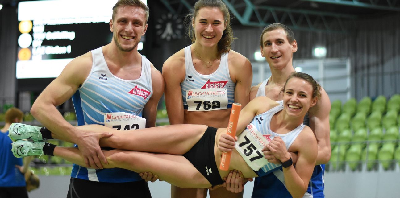 Der goldene Moment für den VfL Sindelfingen nach dem Mixed-Staffelrennen zum Titel bei den Süddeutschen Meisterschaften: Maximilian Dillitzer, Hanna Render und Yannik Krings (von links) tragen Melanie Böhm auf Händen.         Bild Schüttke