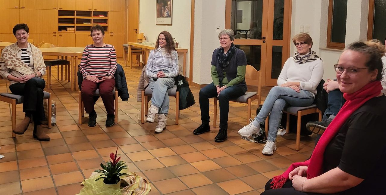 Regelmäßige Treffen gehören fest zur Arbeit der Ehrenamtlichen. Hier können sie über ihre Erfahrungen sprechen, Fragen klären und sich gegenseitig unterstützen.