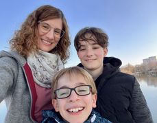 Silke Holder und ihre beiden Söhne.