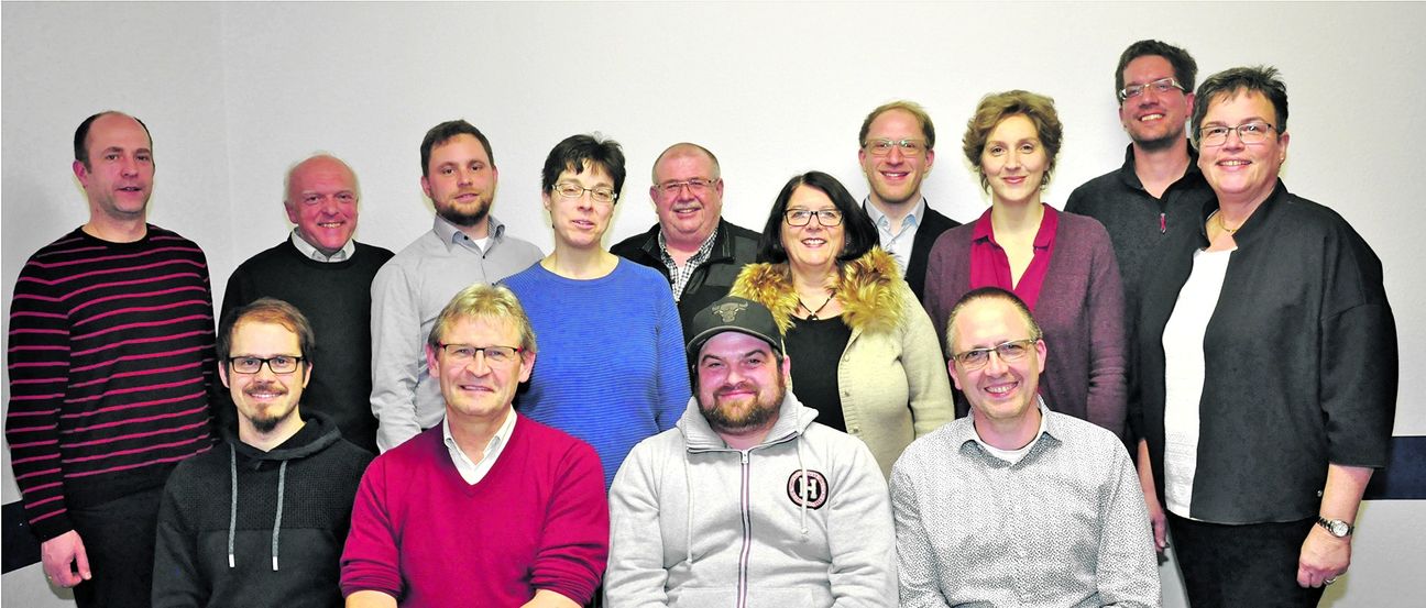 Die Kandidaten der Freien Wähler für die Kommunalwahl 2019: Markus Nass, Karl-Heinz Barth, Friedemann Weidauer, Ursula Kenntner, Roland Sichler, Edith Finster, Maximilian Blumroth, Nadine Aster, Alexander Jäger; Uta Stachon, (hintere Reihe von links), Jörg Schmidt, Michael Koch, Stefan Tafel, Ralph Link (vorne von links). Es fehlen: Andreas Koenen und Luidger Hofmann.  Bild: z