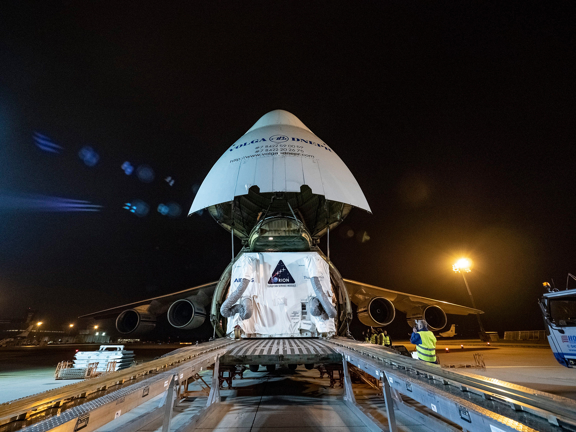 Das europäische Servicemodul kommt auf dem Weltraumbahnhof Kennedy Space Center in Florida an. Bild: Nasa/Kistler