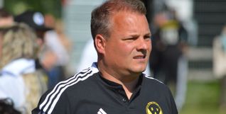 Der kritische Blick täuscht nicht: Aidlingens Trainer Tobias Lindner beim Unentschieden gegen Gültstein. Bild: Zvizdiç