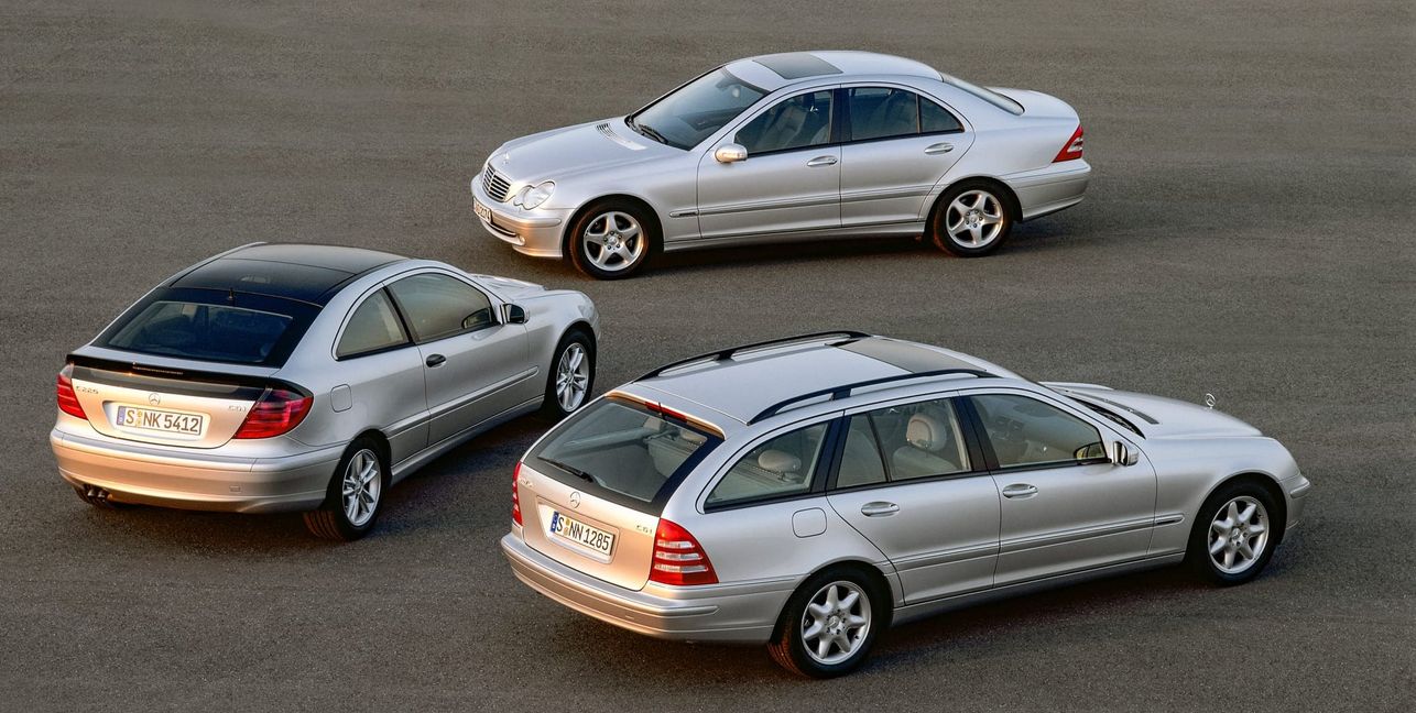 Mercedes-Benz C-Klasse der Baureihe 203: Foto der drei Karosserievarianten Limousine (hinten), T-Modell (vorn) und Sportcoupé (links).