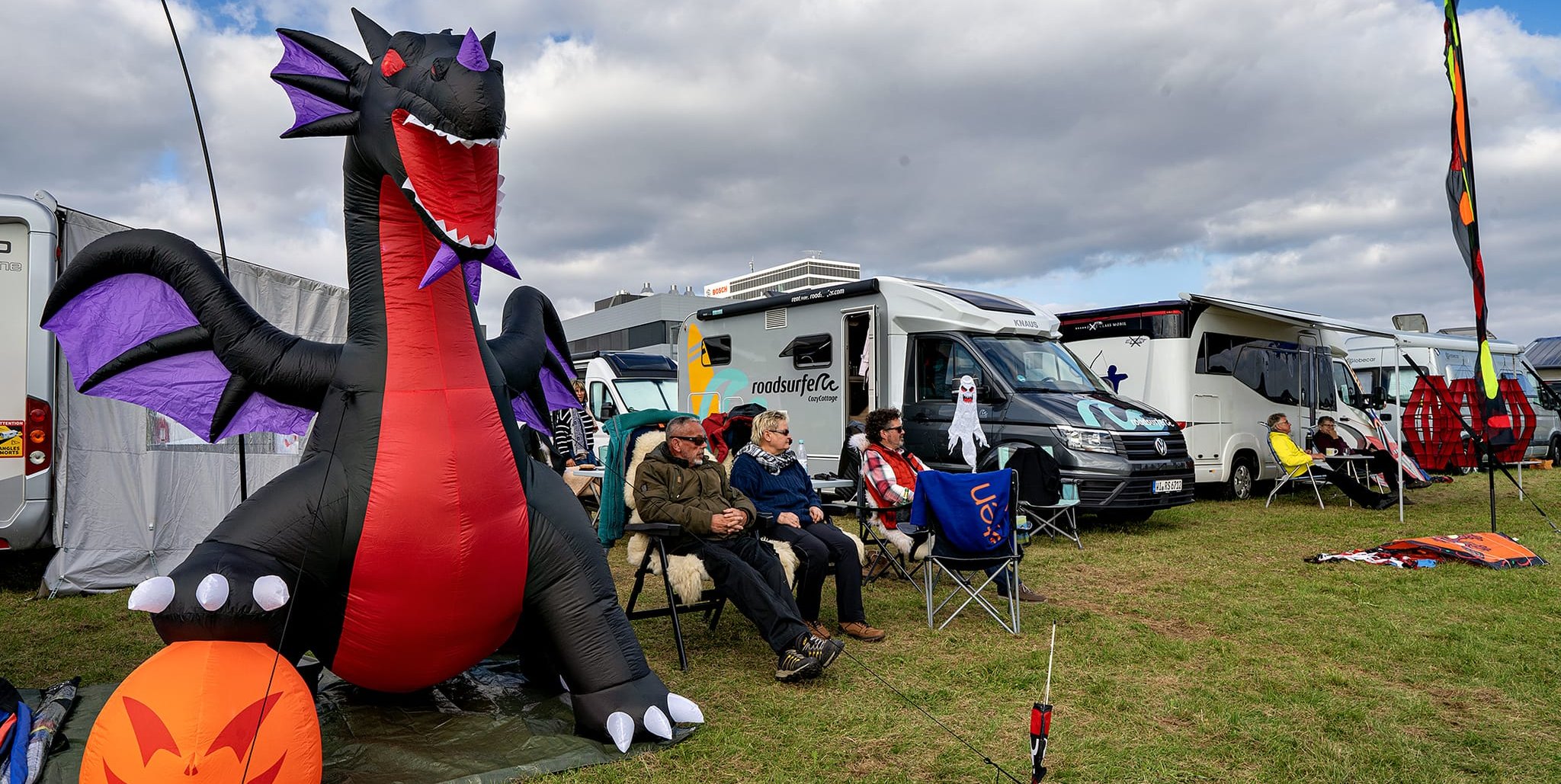 Die Drachenprofis reisten im Wohnmobil zum Fest in Malmsheim an und einer hatten auch einen Drachen als „Beschützer“.