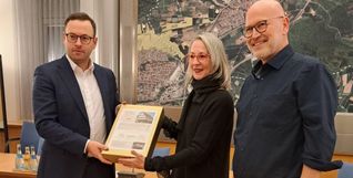 Hannelore Röhm und Jochen Werner von der Bürgerinitiative „Lebendige Ortsmitte Ehningen“ bei der Übergabe der Unterschriften an Bürgermeister Lukas Rosengrün.