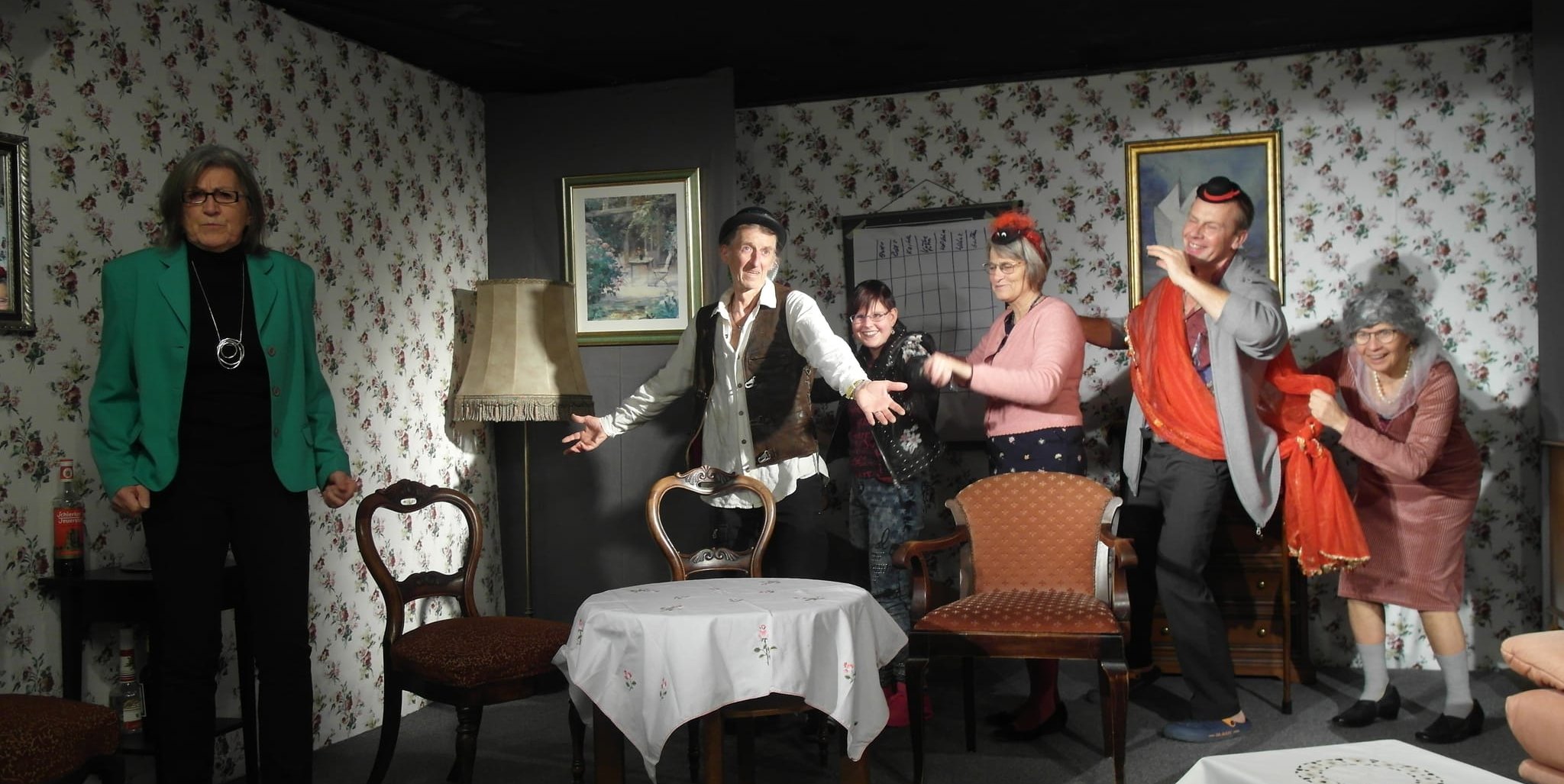 Das Ensemble „Theaters in der Baracke“ probt die Komödie „Alles OK in Annas WG“.