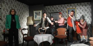 Das Ensemble „Theaters in der Baracke“ probt die Komödie „Alles OK in Annas WG“.