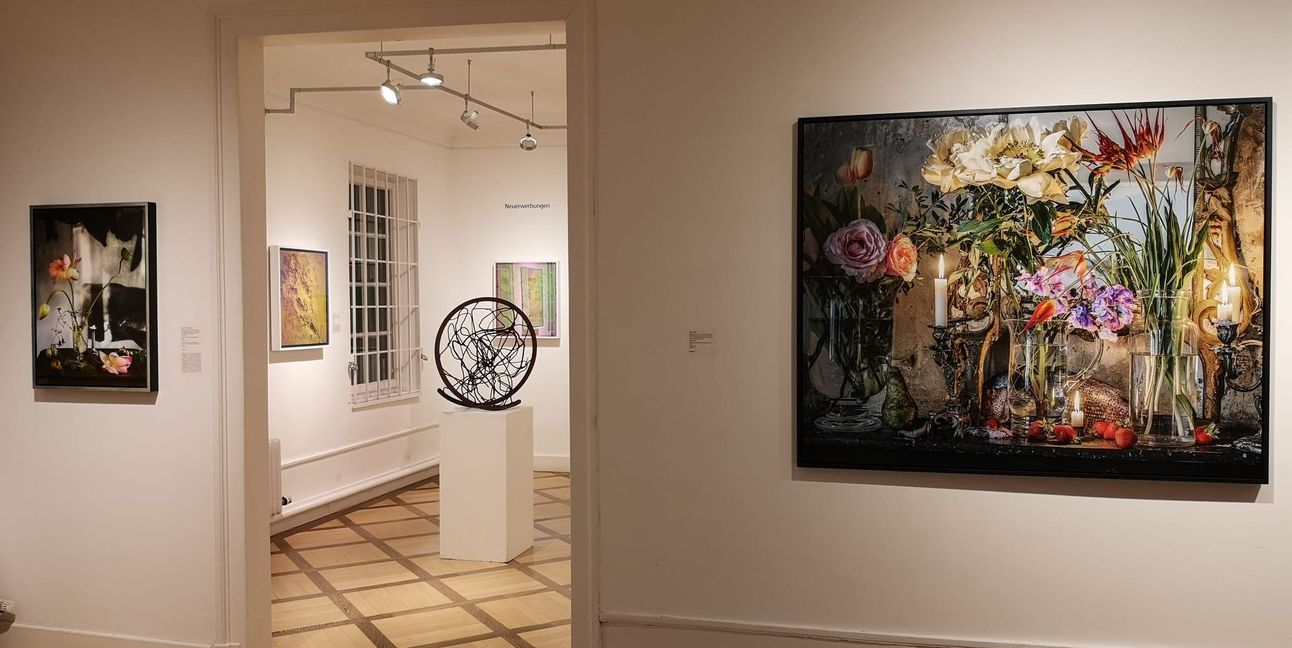 Zur Linken neben dem Durchgang „Lotus 2, Omaha“, 2013 und zur Rechten „Paris“, 2023 aus der Ausstellung zu Vera Mercer, im nächsten Raum Beginn der Präsentation „Das Galerieprogramm im Fokus“ mit Neuerwerbungen von Manuela Tirler (Stahlplastik) und Wolfgang Flad (Werkserie „Dark Side of the Moon“).