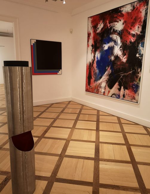 Blick in „Kunst nach 1945 abstrakt“ mit Stele von Gerline Beck von 1967 im Vordergrund, links Winfried Gaul, 1969, rechts Fred Thieler, 1990.