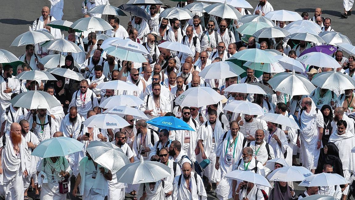 Muslimische Pilger während der jährlichen Hadsch-Pilgerfahrt im Zeltlager Mina in der Nähe der heiligen Stadt Mekka.