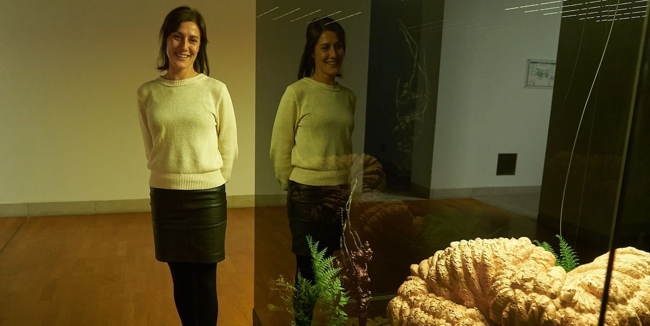 Hannah Eckstein an einer Installation der aktuellen Ausstellung „Aléas“ mit Arbeiten von Hicham Berrada.