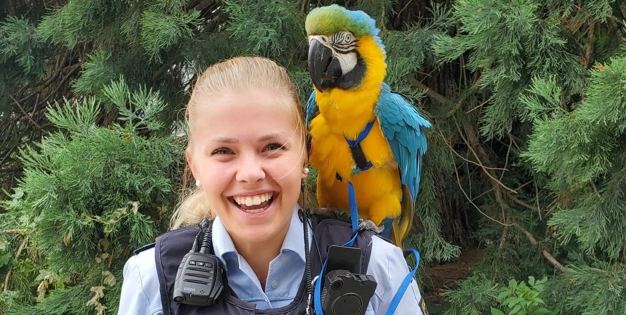 Polizistin und Papagei: Auf Anhieb ein Team.