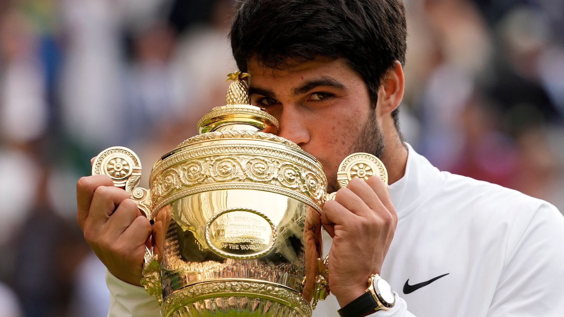 Liebkosung für den Pokal: Tennisprofi Carlos Alcaraz freute sich sichtlich über den Sieg im Wimbledon-Final 2023. (Archivbild)