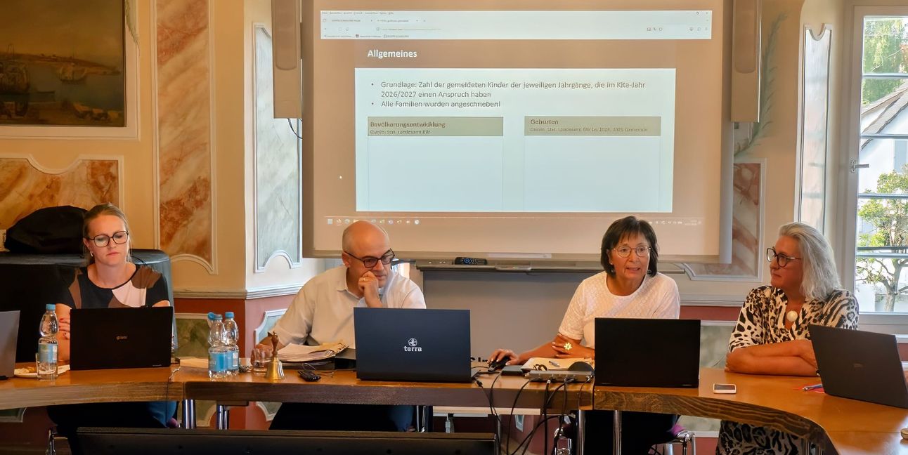 In der Gemeinderatsitzung in Grafenau ging es um den Kindergarten-Bedarfsplan und um eine Erhöhung der Elternbeiträge. Auf unserem Foto vom Ratstisch (von links) Kämmerin Katrin Assmann, Bürgermeister Martin Thüringer, Hauptamtsleiterin Marga Heller und Kindergartengesamtleiterin Andrea Trubrig-Kienle.