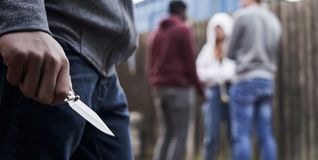 Der aggressive 44-Jährige hatte rund 1,6 Promille und wurde in eine psychiatrische Einrichtung gebracht.