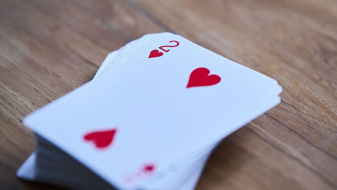 Seit dem 14. Jahrhundert fand das rote Herzsymbol auf Spielkarten Verbreitung. (Archivbild)