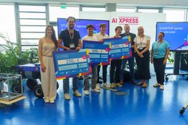 Dr. Kathrin Steinbrink (links), Head of AI xpress, freut sich gemeinsam mit den Erstplatzierten und der Jury.