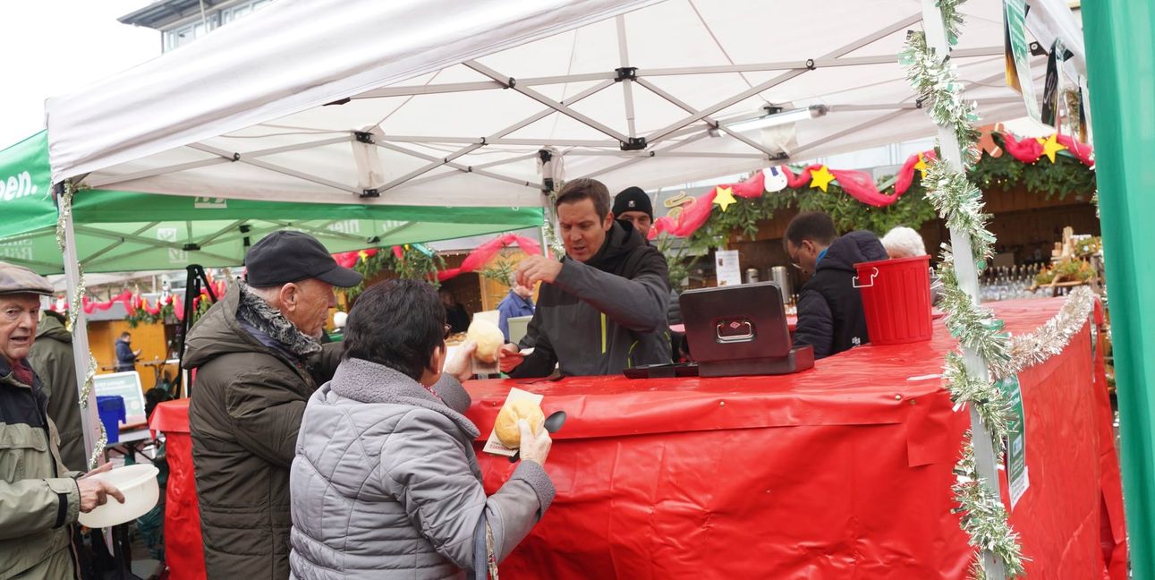 Am Stand der SZ/BZ gibt es wie gewohnt Erbsensuppe zugunsten von „Nachbarn in Not“.