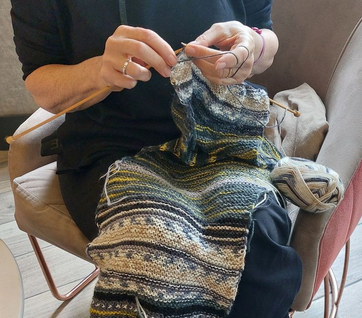 Stricken, Häkeln und Film schauen: „Strick-Kino“ bei der IG Kultur.
Bild: z