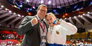 Nachwuchskämperin Anastasia Zmeev freut sich mit Trainer Steffen Heckele über die Silbermedaille bei der U21-Weltmeisterschaft.