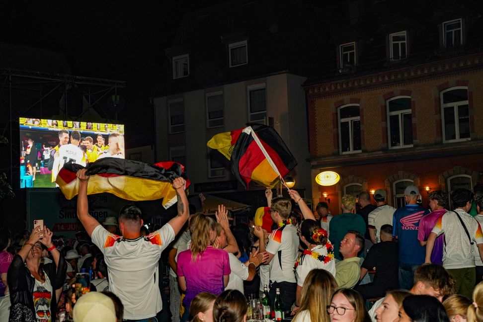 Partystimmung auf dem Sindelfinger Wettbachplatz beim 2:0-Sieg von Deutschland gegen Dänemark.