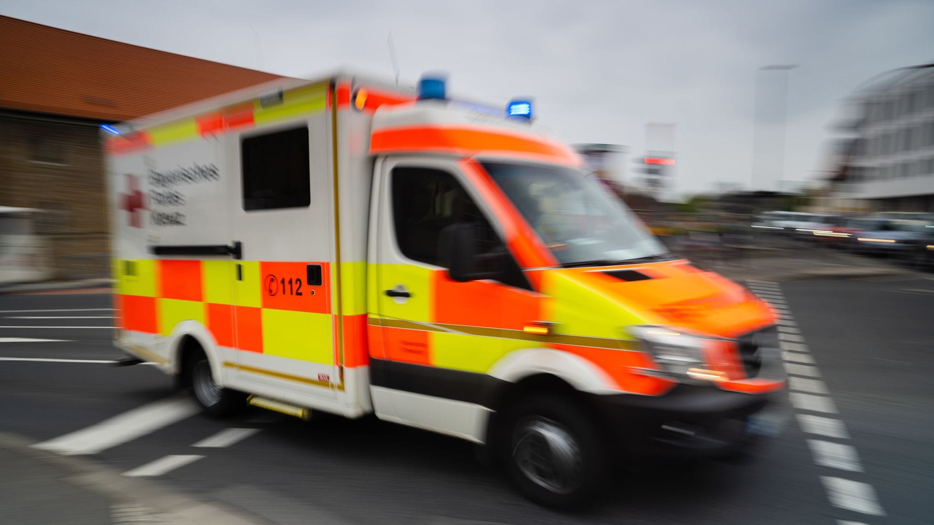 Ein Krankenwagen brachte die Frau des Mannes in eine Klinik. (Symbolbild)