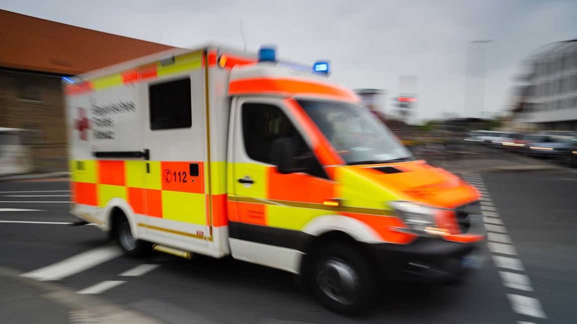Ein Krankenwagen brachte die Frau des Mannes in eine Klinik. (Symbolbild)