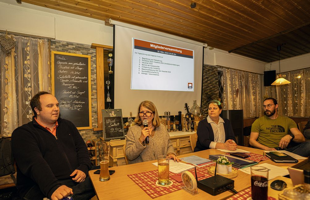 Der Vorstand des TSV Grafenau von links: Timo Schmelze, zuständig für Finanzen, Martina Exner-Judd, Öffentlichkeit, Melanie Zahn, Sport und Tim Gersonde, Sportstätten.	 Bild: Richter