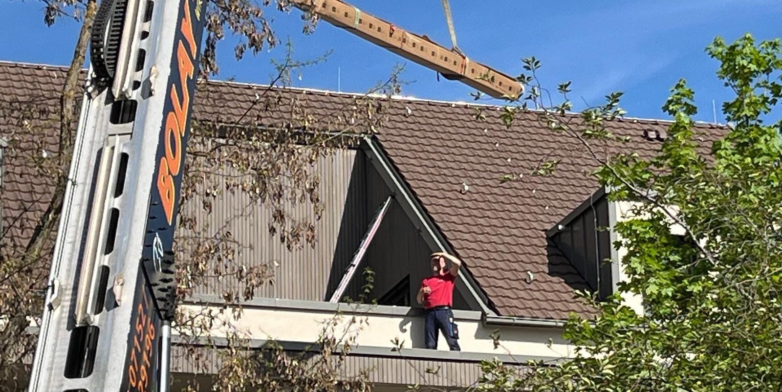 Der Sonnschutz wird eingebaut.