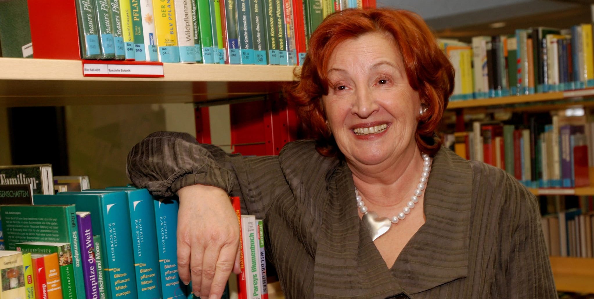 Rita Mücken inmitten ihrer Bücher.