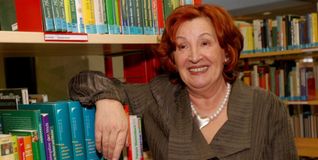 Rita Mücken inmitten ihrer Bücher.