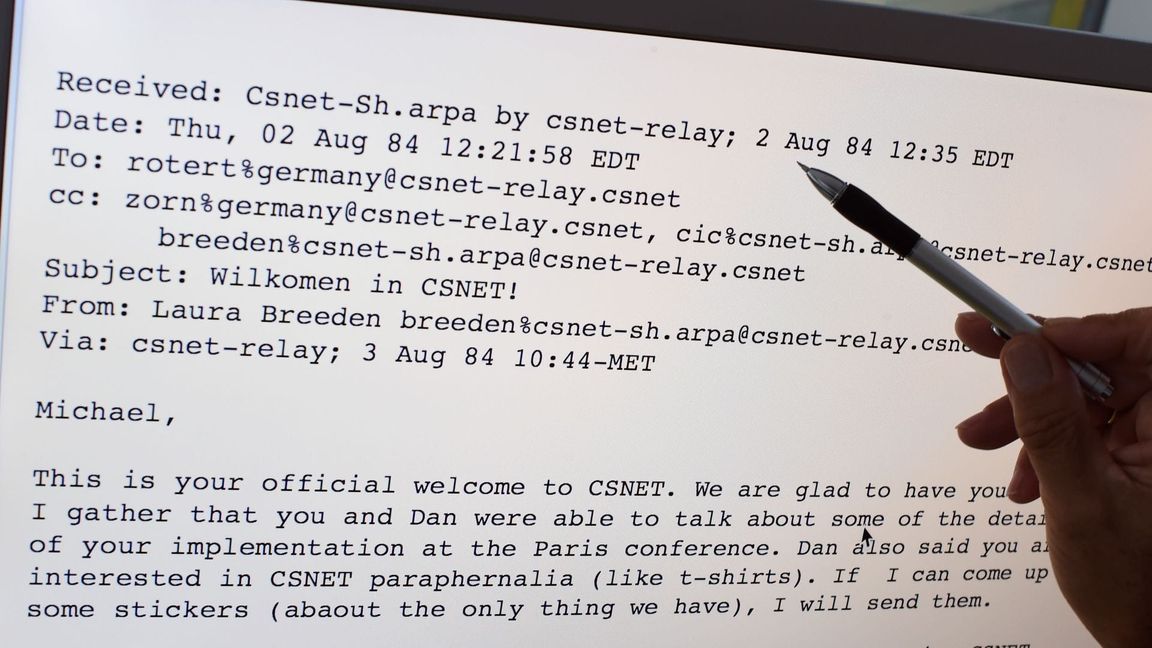 Kein Hallo, eher schnörkellos: Das ist die erste E-Mail die jemals in Deutschland ankam. (Archivbild)