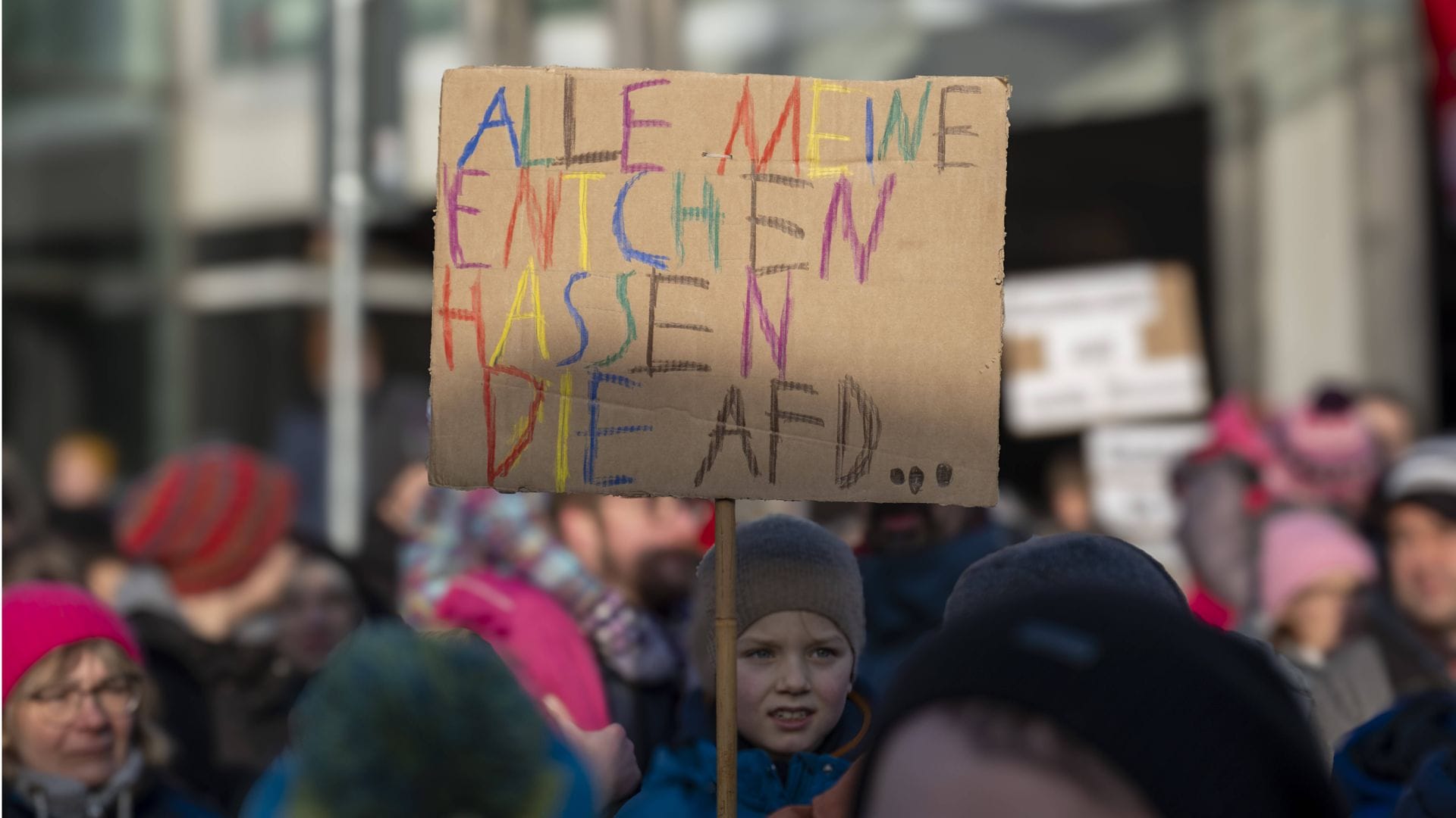 Bei den Demos gegen rechts in ganz Deutschland sind auch viele Kinder dabei