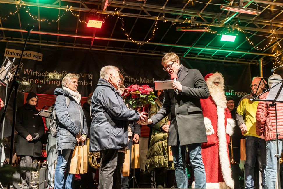 OB Markus Kleemann bedankt sich bei Brigitte Stegmaier für den jahrzehntelangen Einsatz für den Sindelfinger Weihnachtsmarkt.