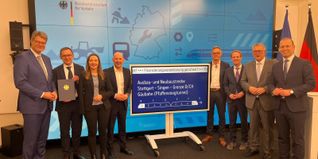 Auf unserem Foto: links Bundesverkehrsminister Patrick Schnieder, zweite und dritter von links Jasmina Hostert und Marc Biadacz, rechts Dr. David Preisendanz, zweiter von rechts Michael Donth, und dritter von rechts Prof. Dr. Matthias Hiller.