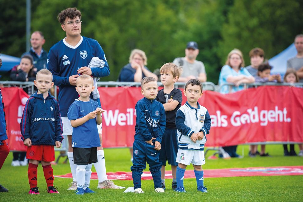 Der kleine Alessio Iannone (rechts) erzielte bei dem Turnier einen Treffer nach dem anderen vor seinen Eltern und Großeldtern.